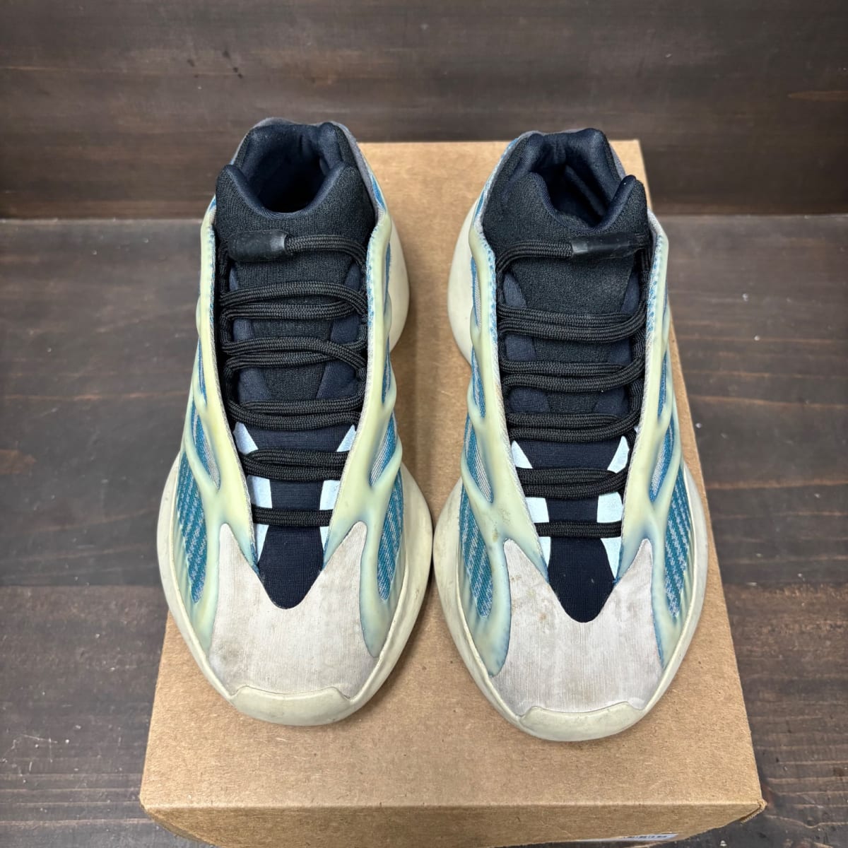 adidas Yeezy 700 V3 Kyanite Size 5 (Pre-Owned) - side