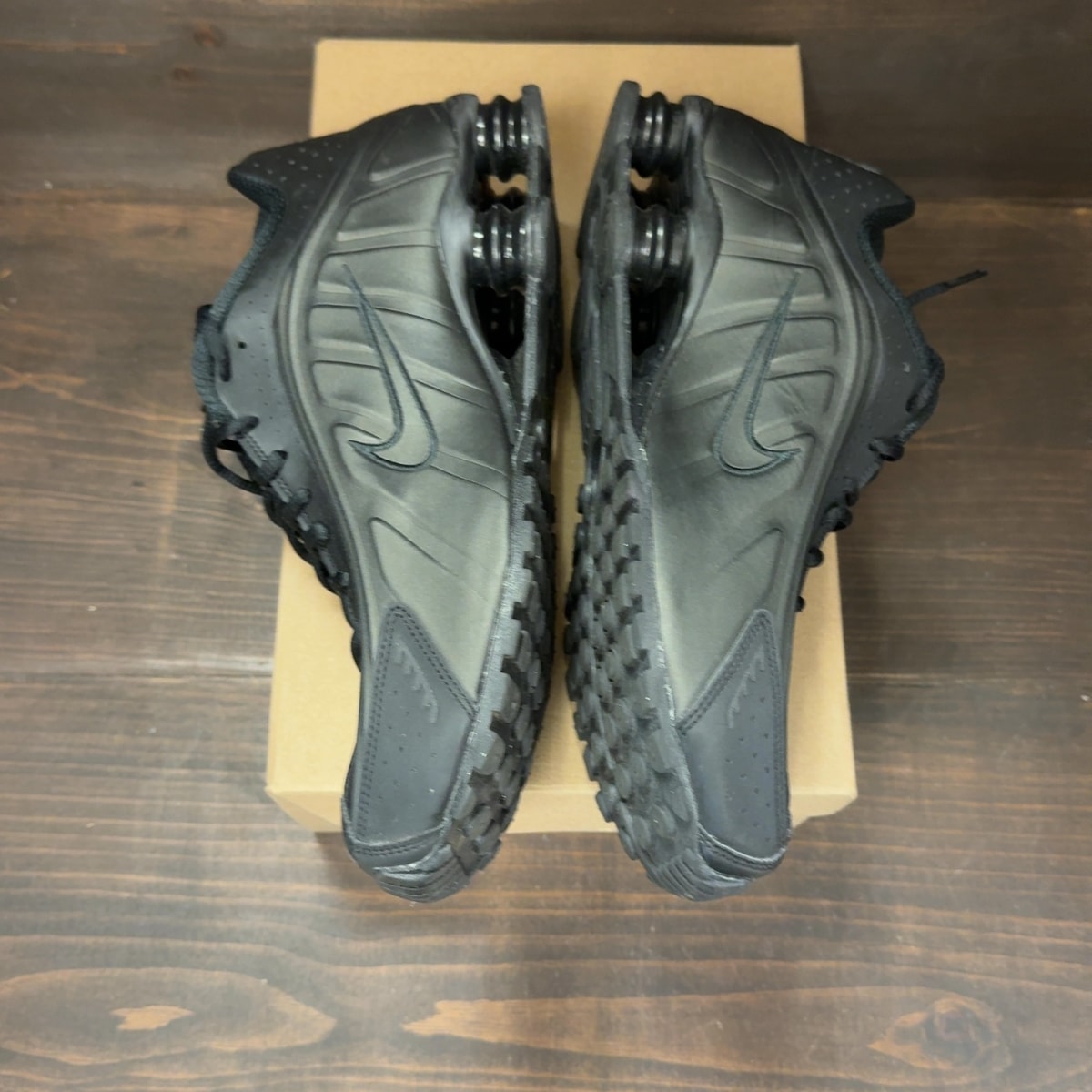 Nike Shox R4 Black Bright Crimson Size 12 (Pre-Owned) - Image 4