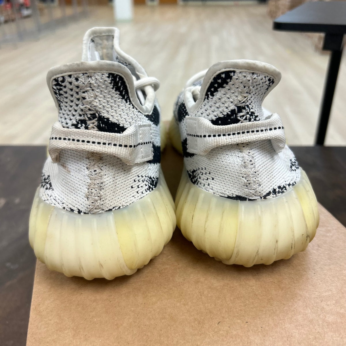adidas Yeezy Boost 350 V2 Zebra Size 10 (Pre-Owned) - Image 4