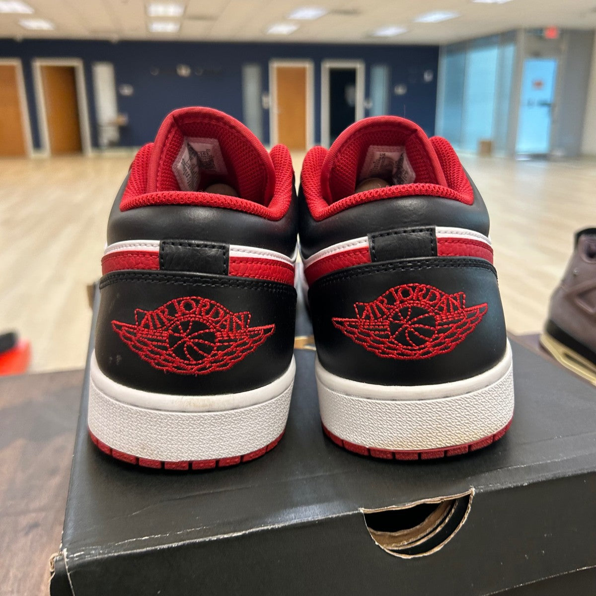 Jordan 1 Low Bulls - Image 4