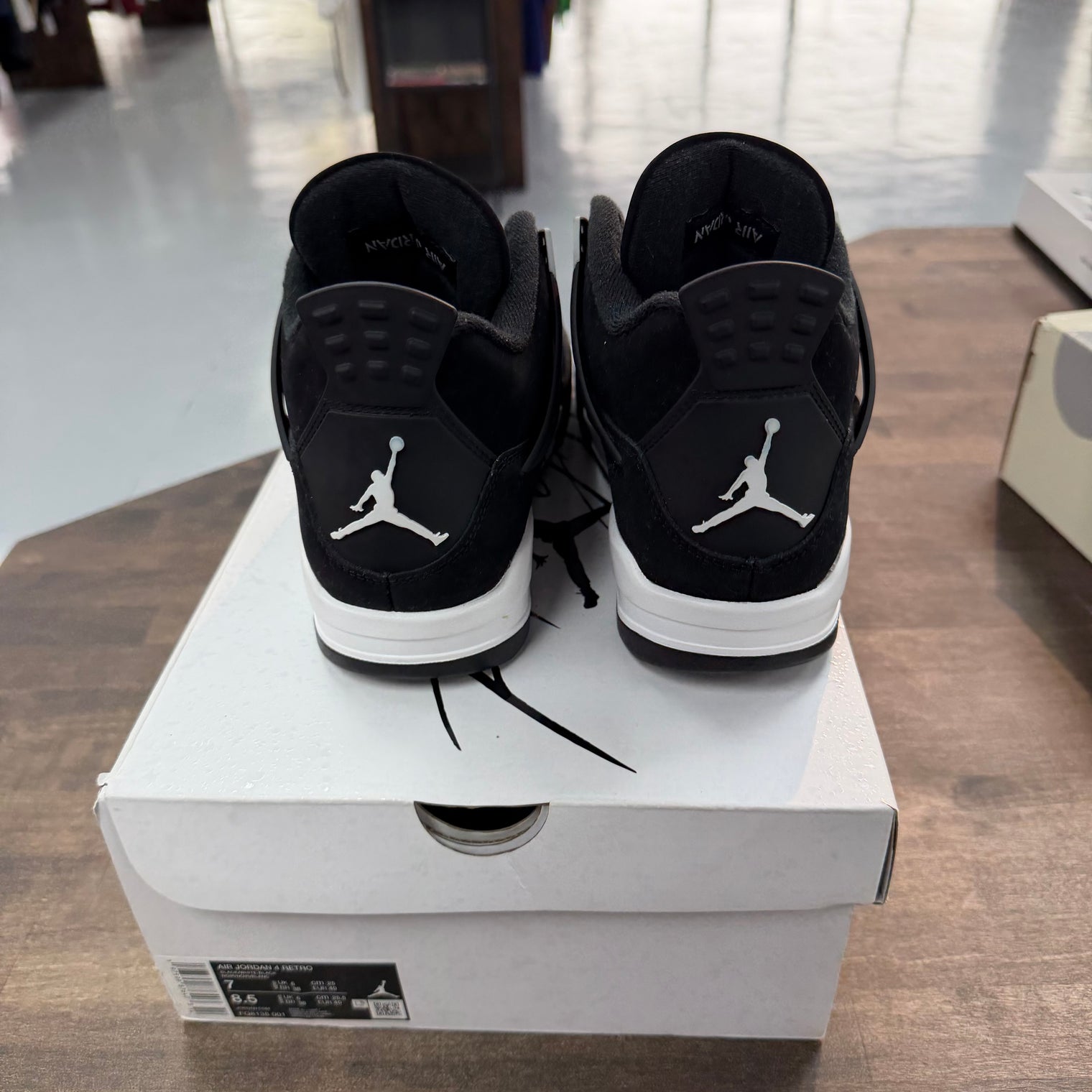 White Thunder Jordan 4 (USED)