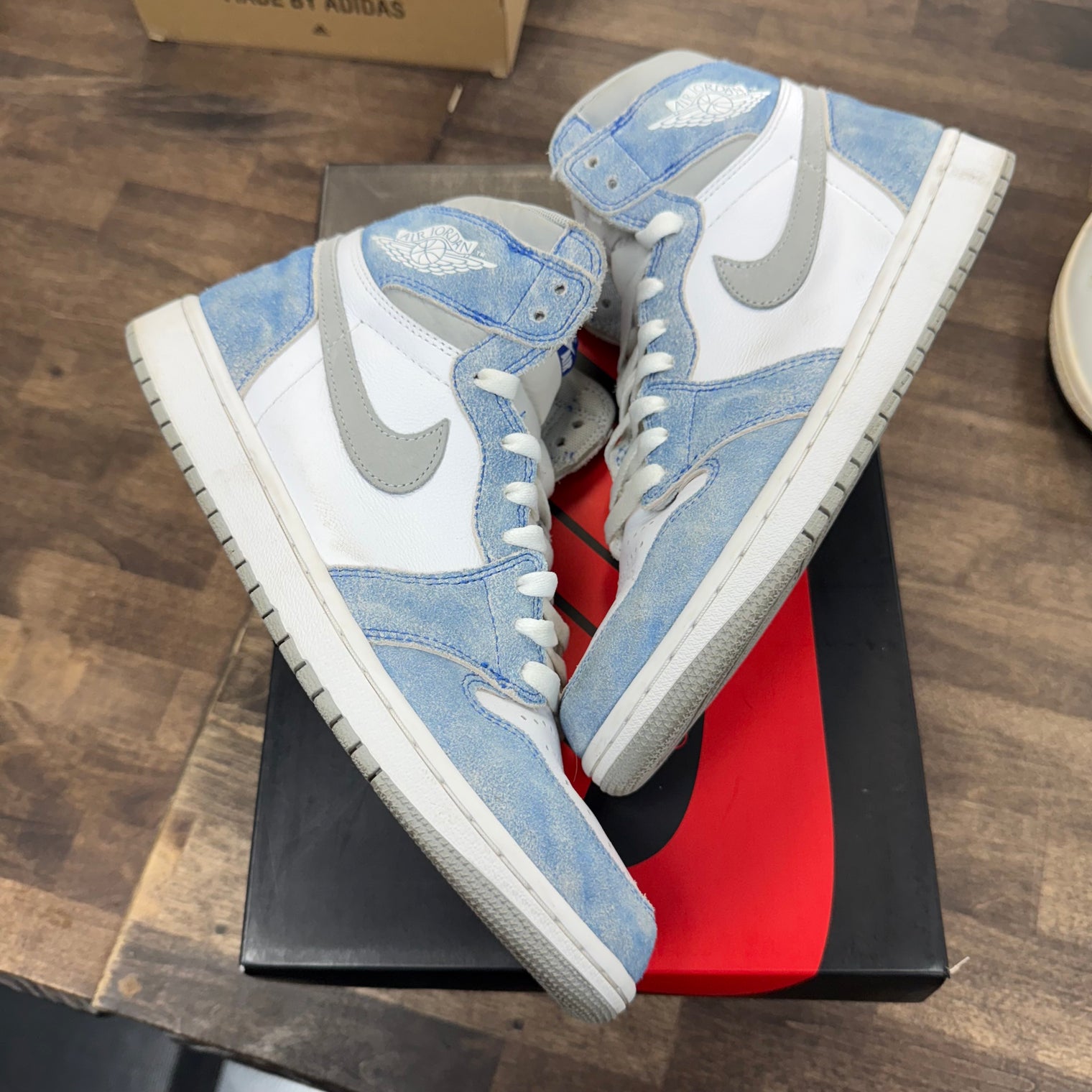 Hyper Royal Jordan 1 High (USED)