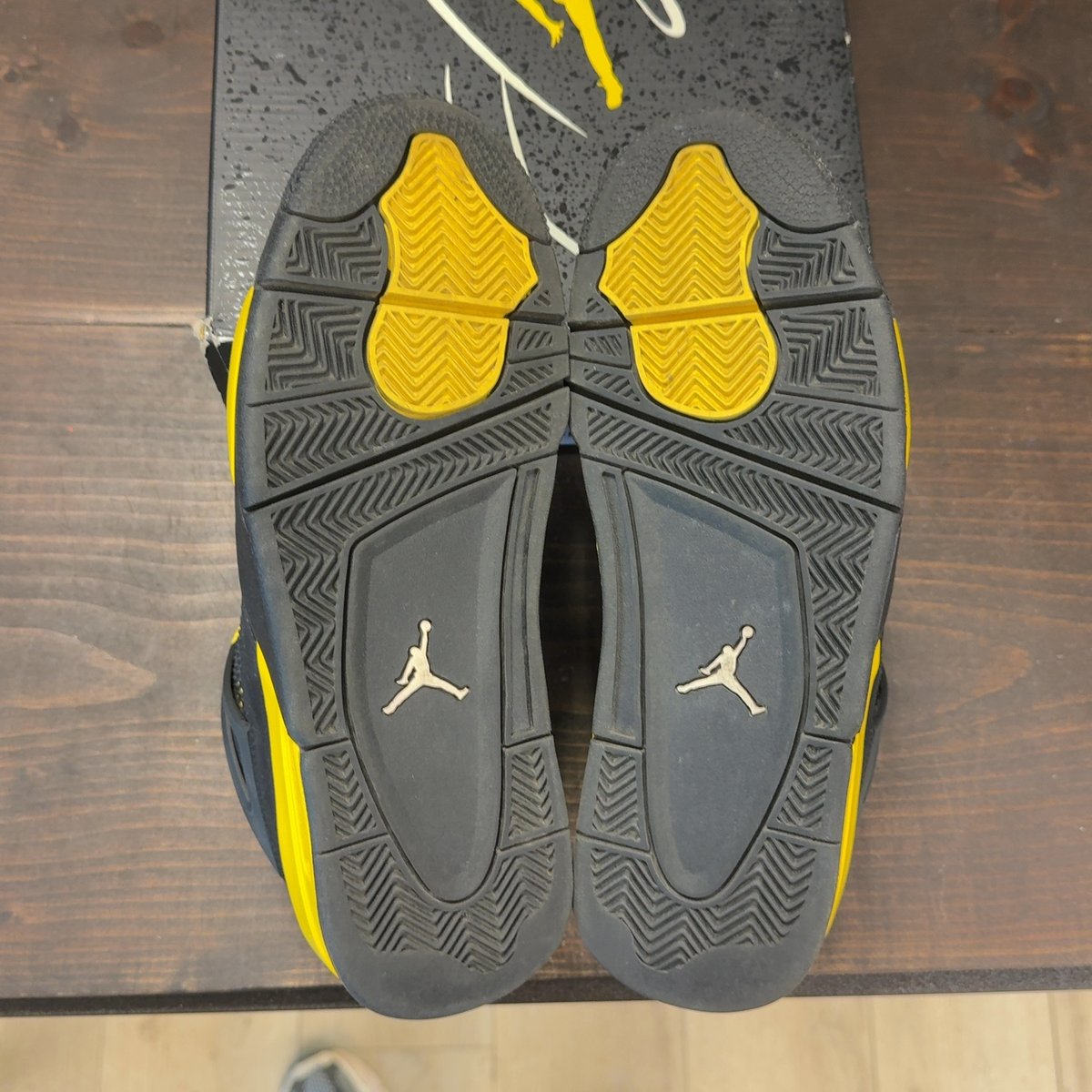 Jordan 4 Retro Thunder (2023) Size 9 (Pre-Owned) - aux