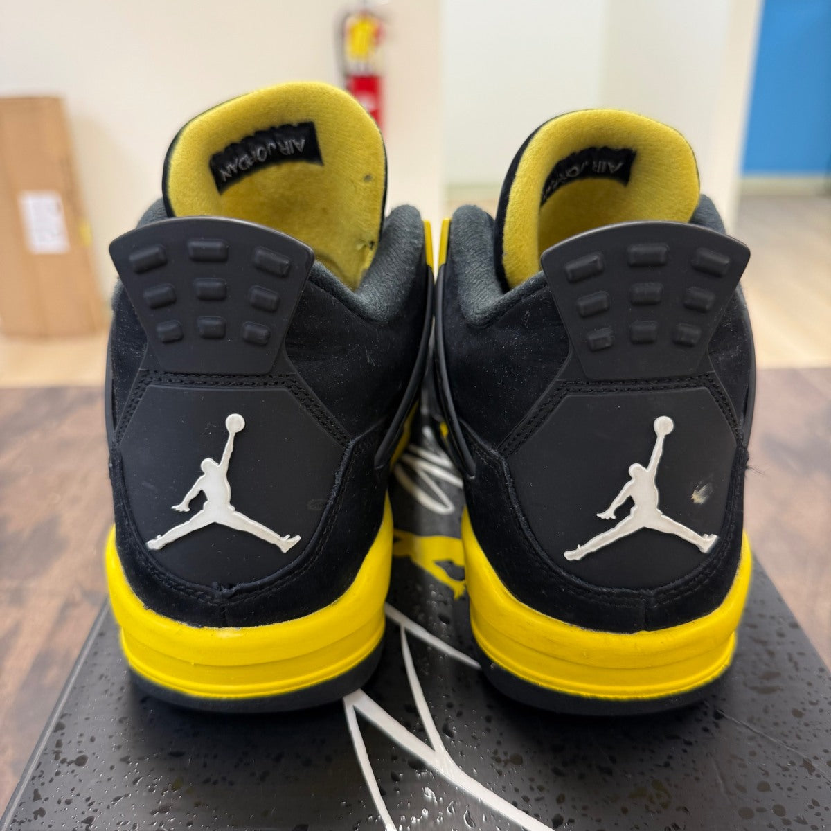 Jordan 4 Retro Thunder (2023) (GS) - Image 3