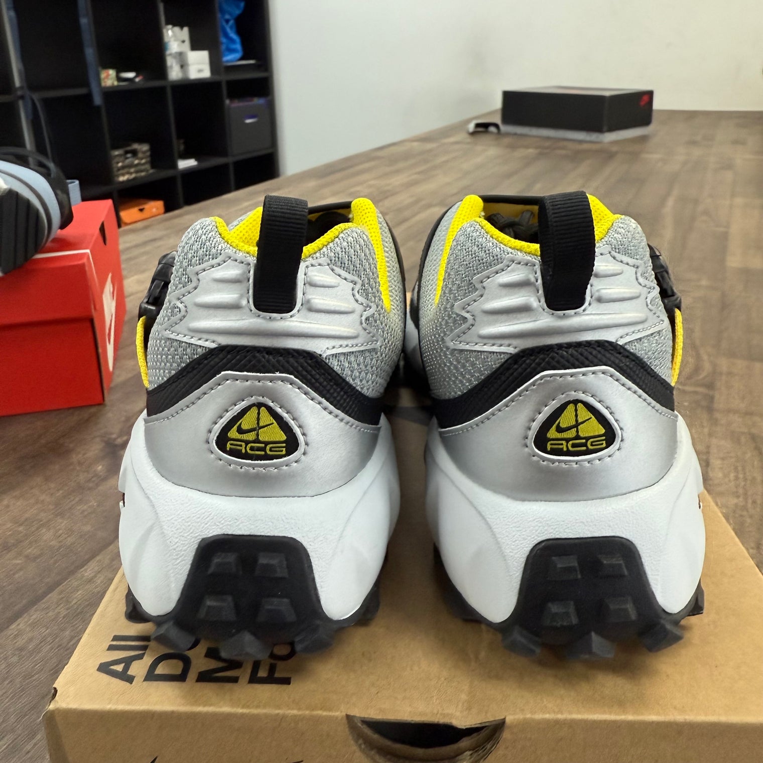 Nike ACG Phassad Yellow Zest Metallic Silver (USED)