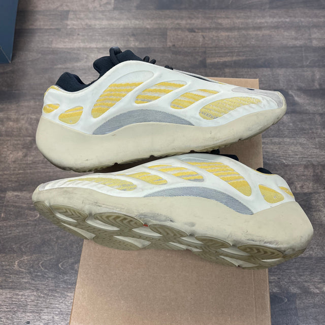 Mono Safflower Yeezy 700 V3 (USED,No Box)