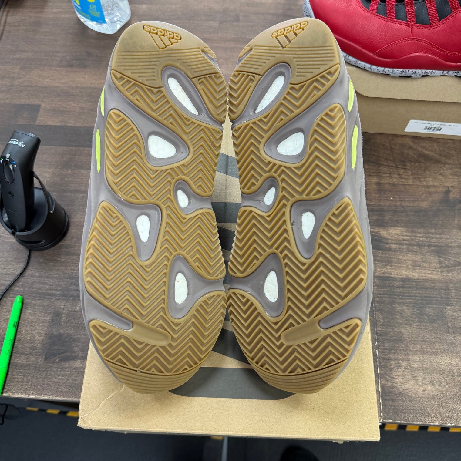 Mauve Yeezy 700 (USED, no insoles)