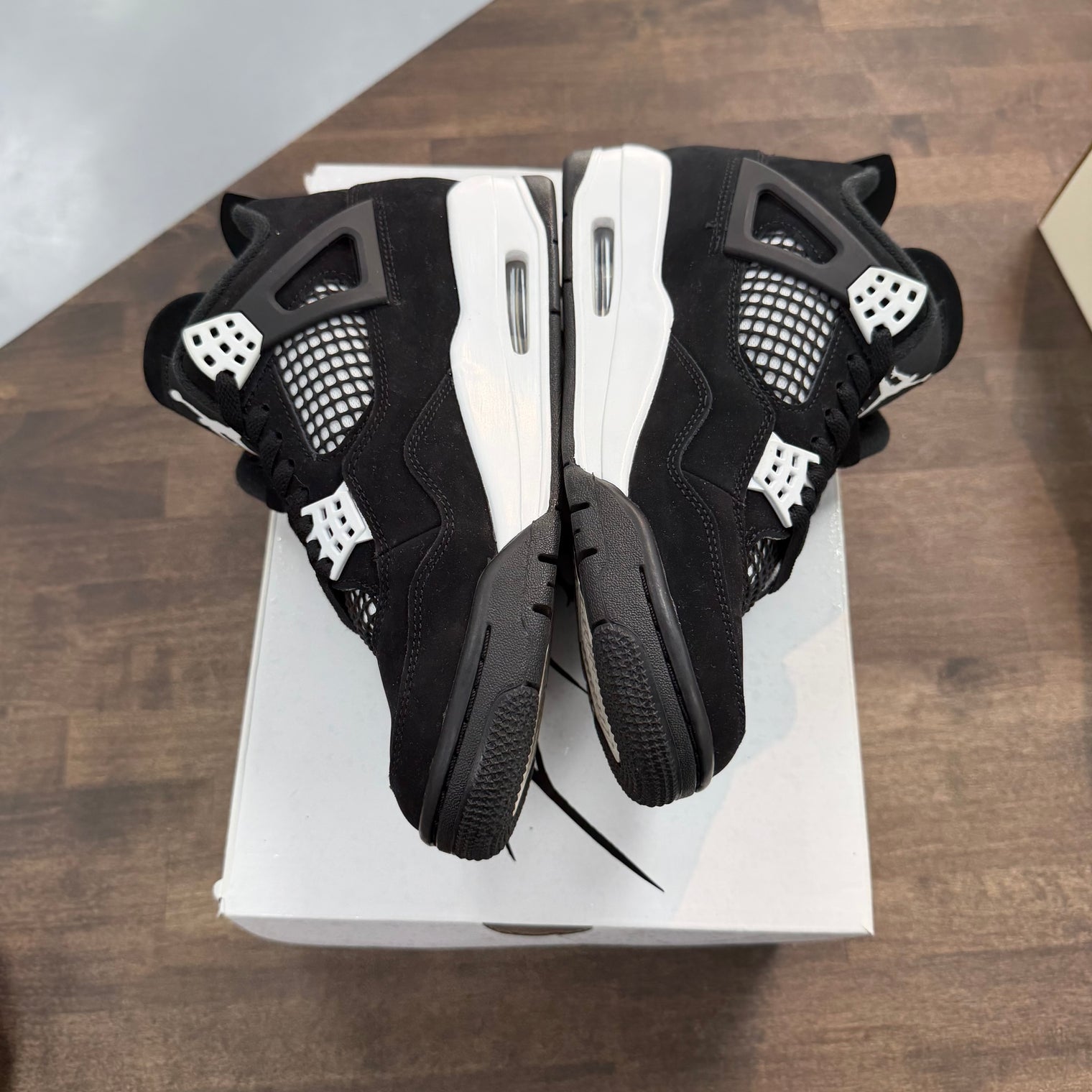 White Thunder Jordan 4 (USED)