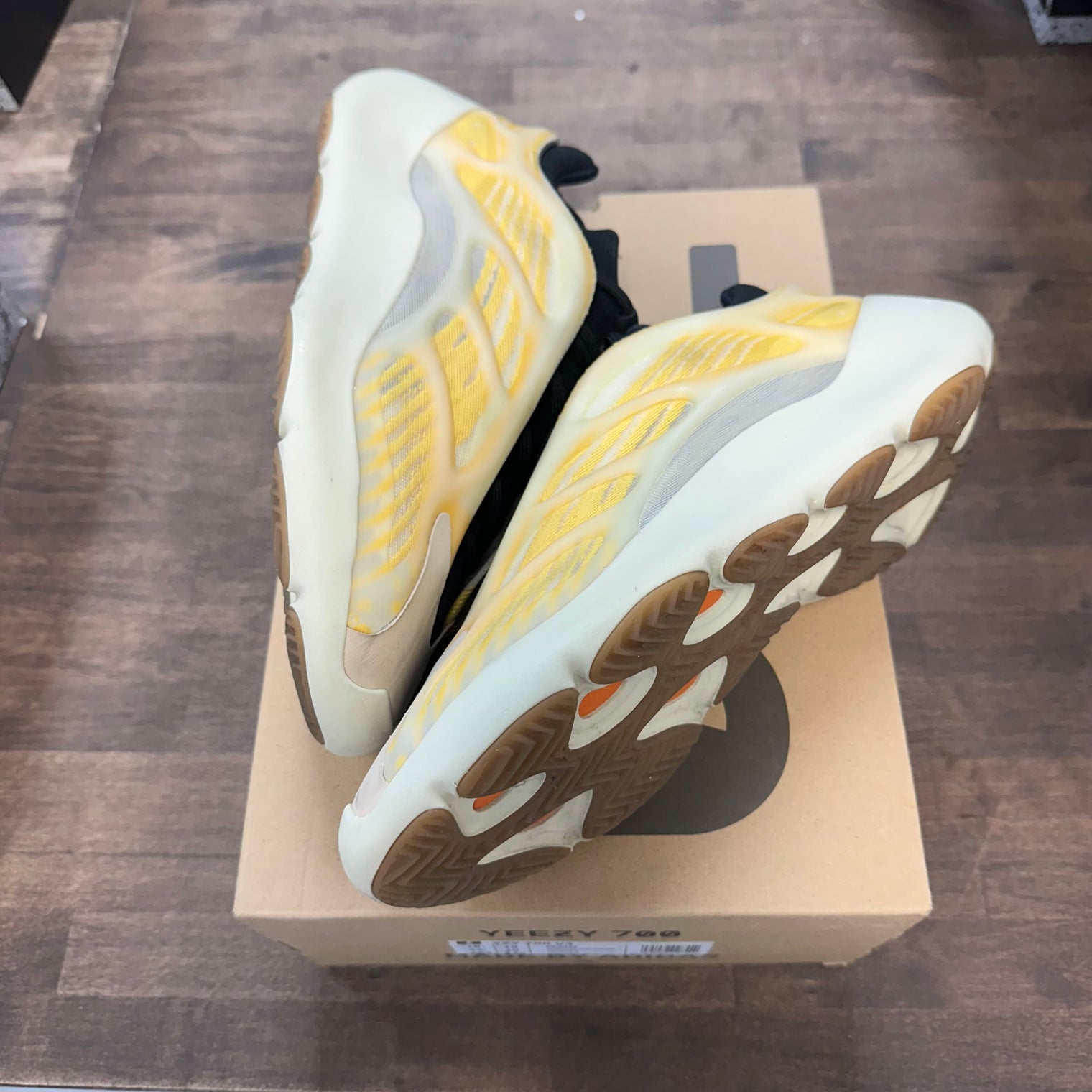 Mono Safflower adidas Yeezy 700 V3 (USED)