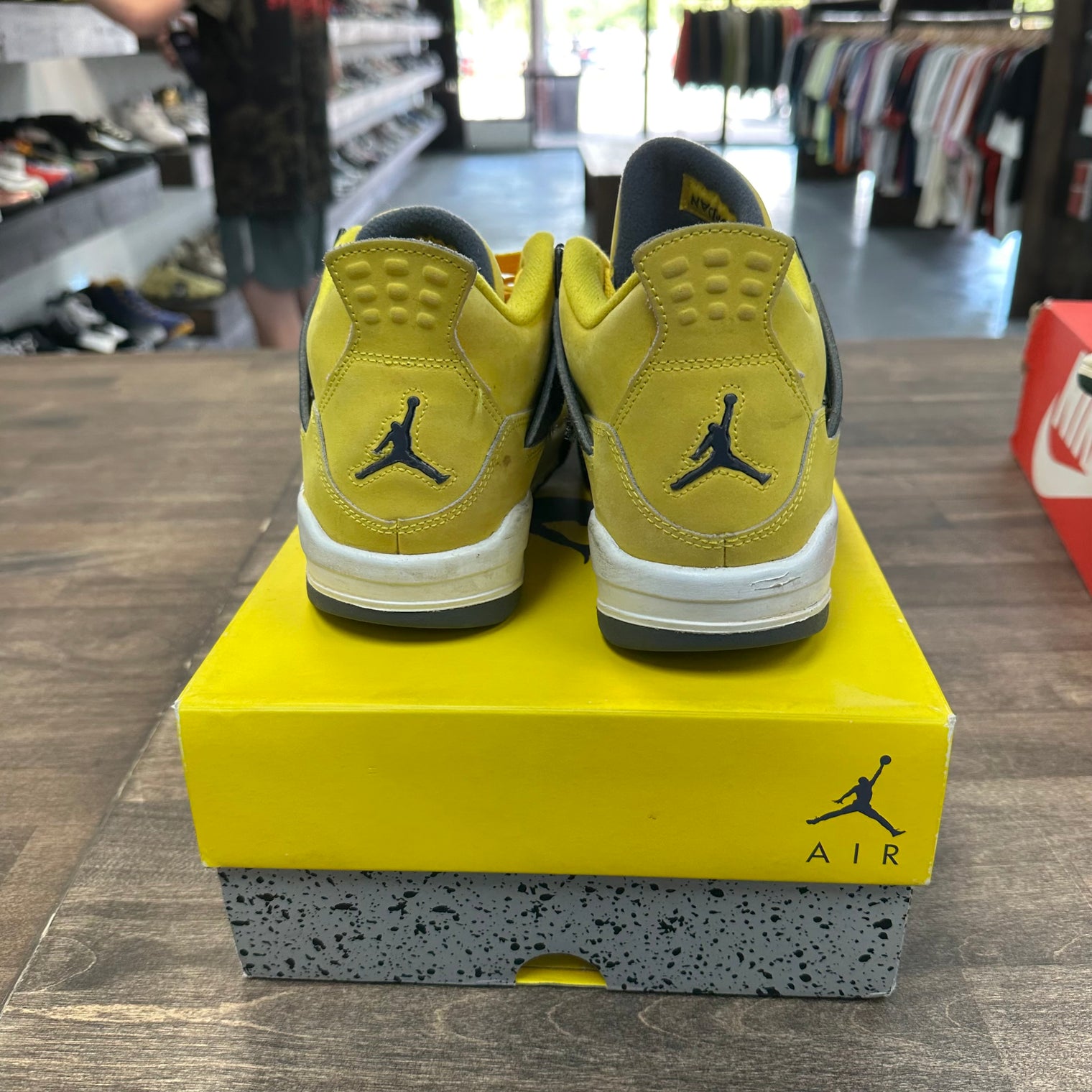 (GS) Lightning Jordan 4 (USED)
