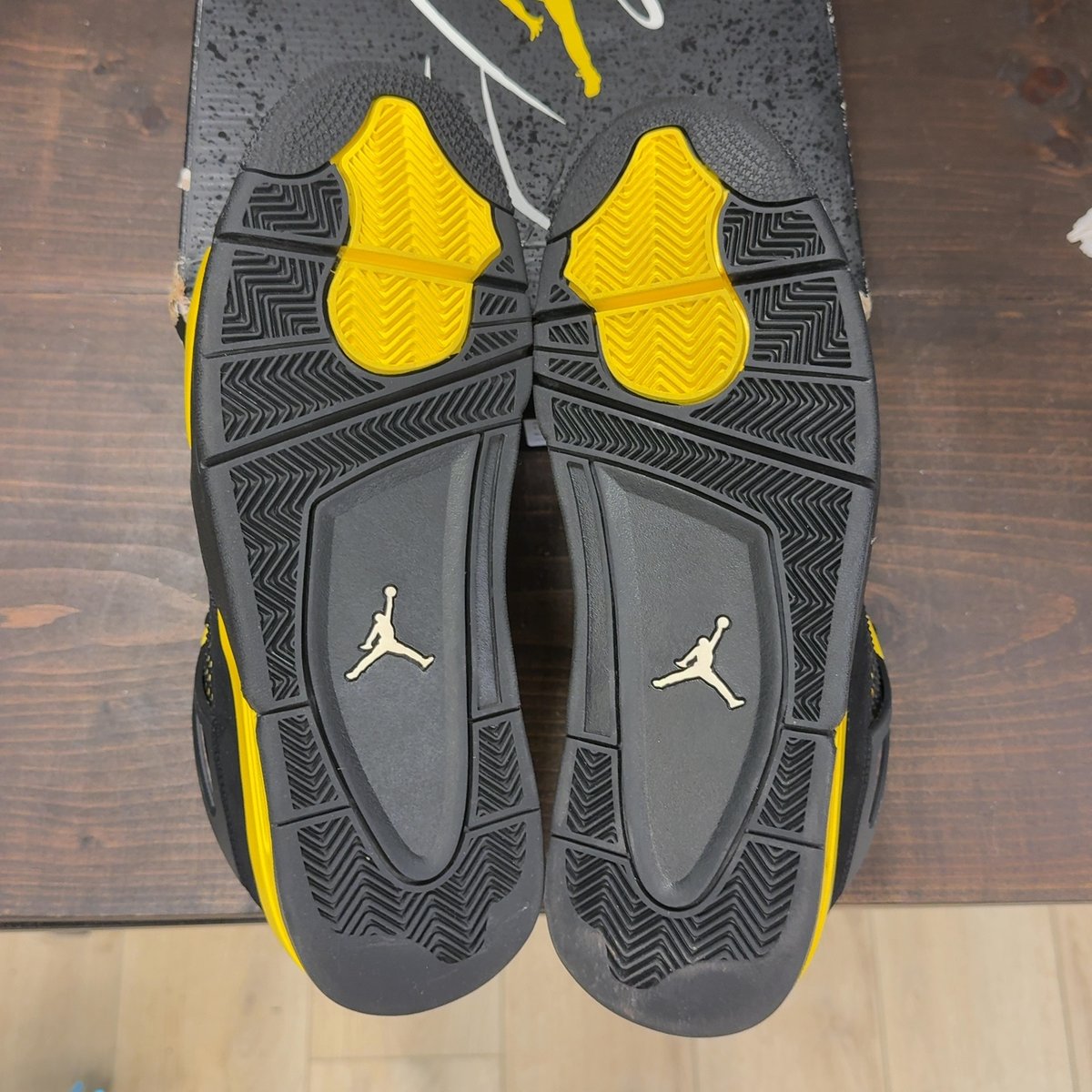 Jordan 4 Retro Thunder (2023) Size 11 (Pre-Owned) - aux