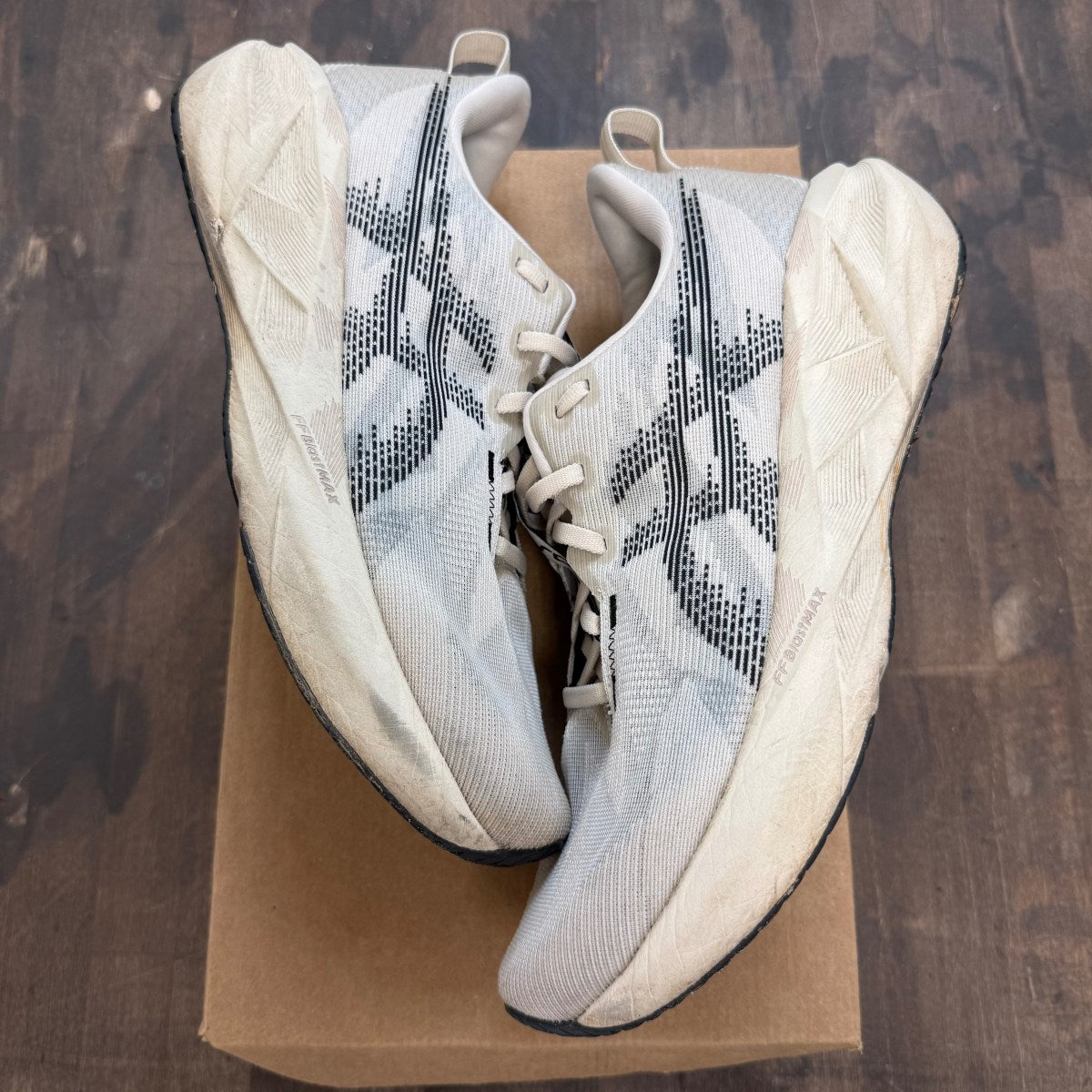 ASICS Novablast 5 Oatmeal Black Size 10 (Pre-Owned) - Image 1
