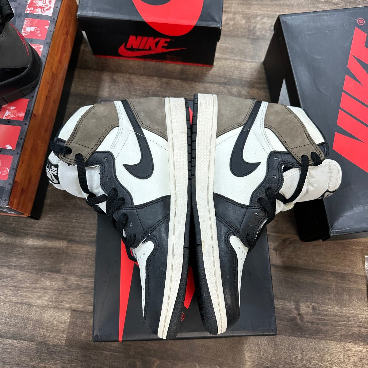 Jordan 1 Retro High Dark Mocha Size 9.5 (Pre-Owned) - aux
