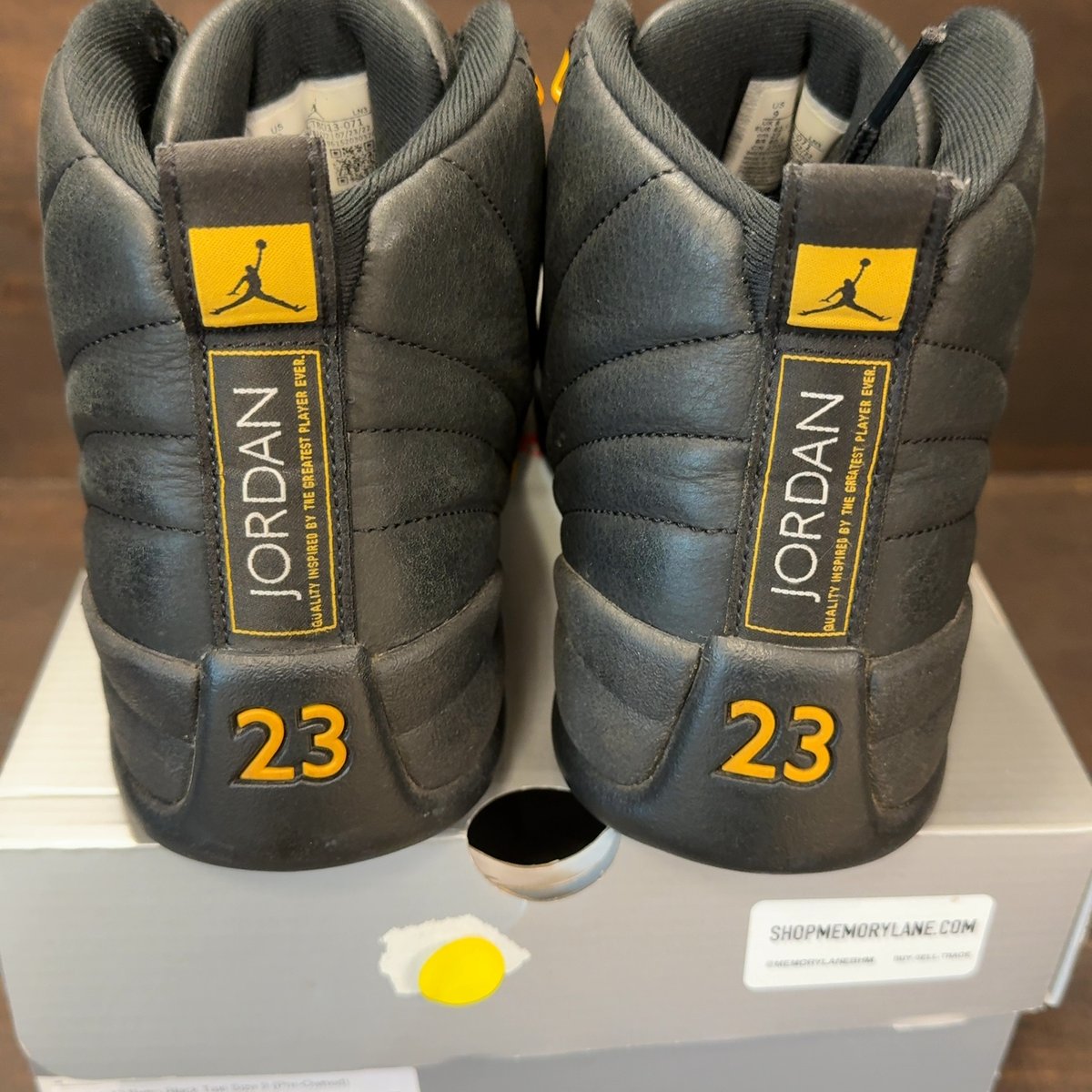 Jordan 12 Retro Black Taxi Size 9 (Pre-Owned) - aux