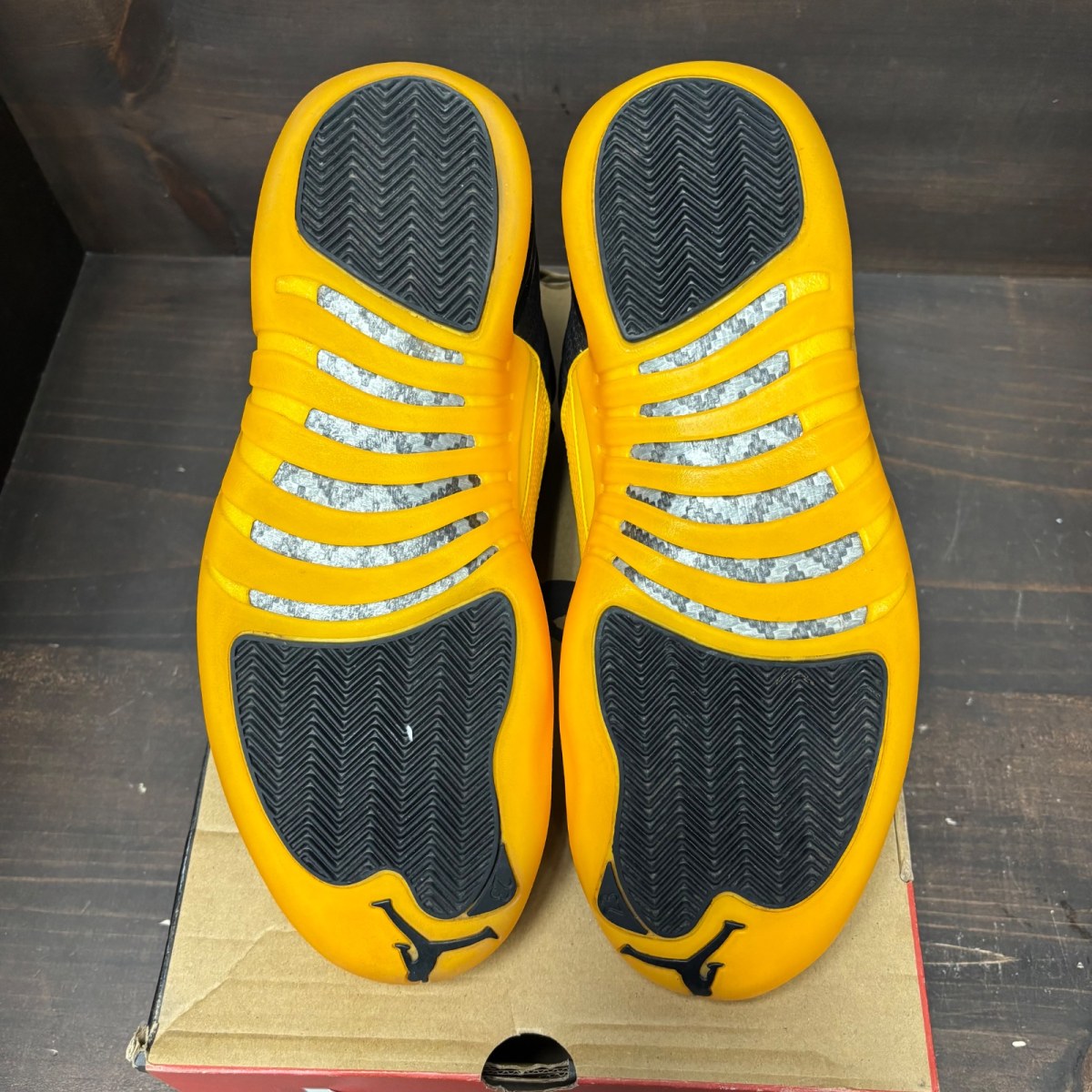 Jordan 12 Retro Black University Gold Size 11.5 (Pre-Owned) - box