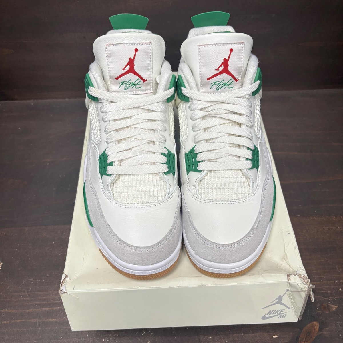 Jordan 4 Retro SB Pine Green Size 8.5 (Pre-Owned) - side