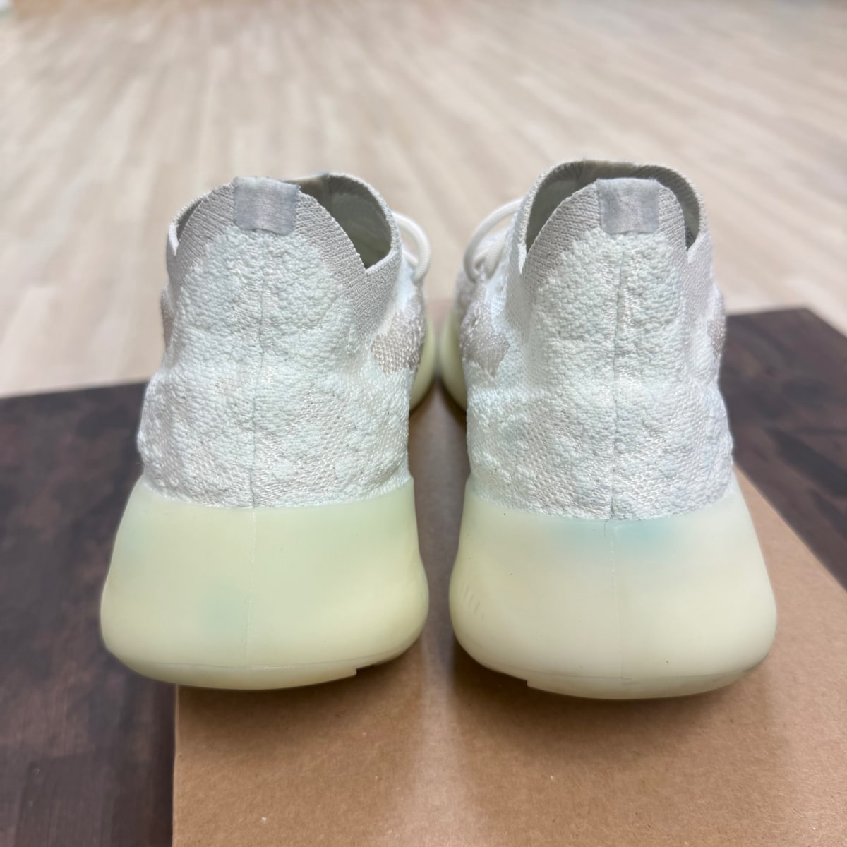 adidas Yeezy Boost 380 Calcite Glow Size 10 (Pre-Owned) - Image 3