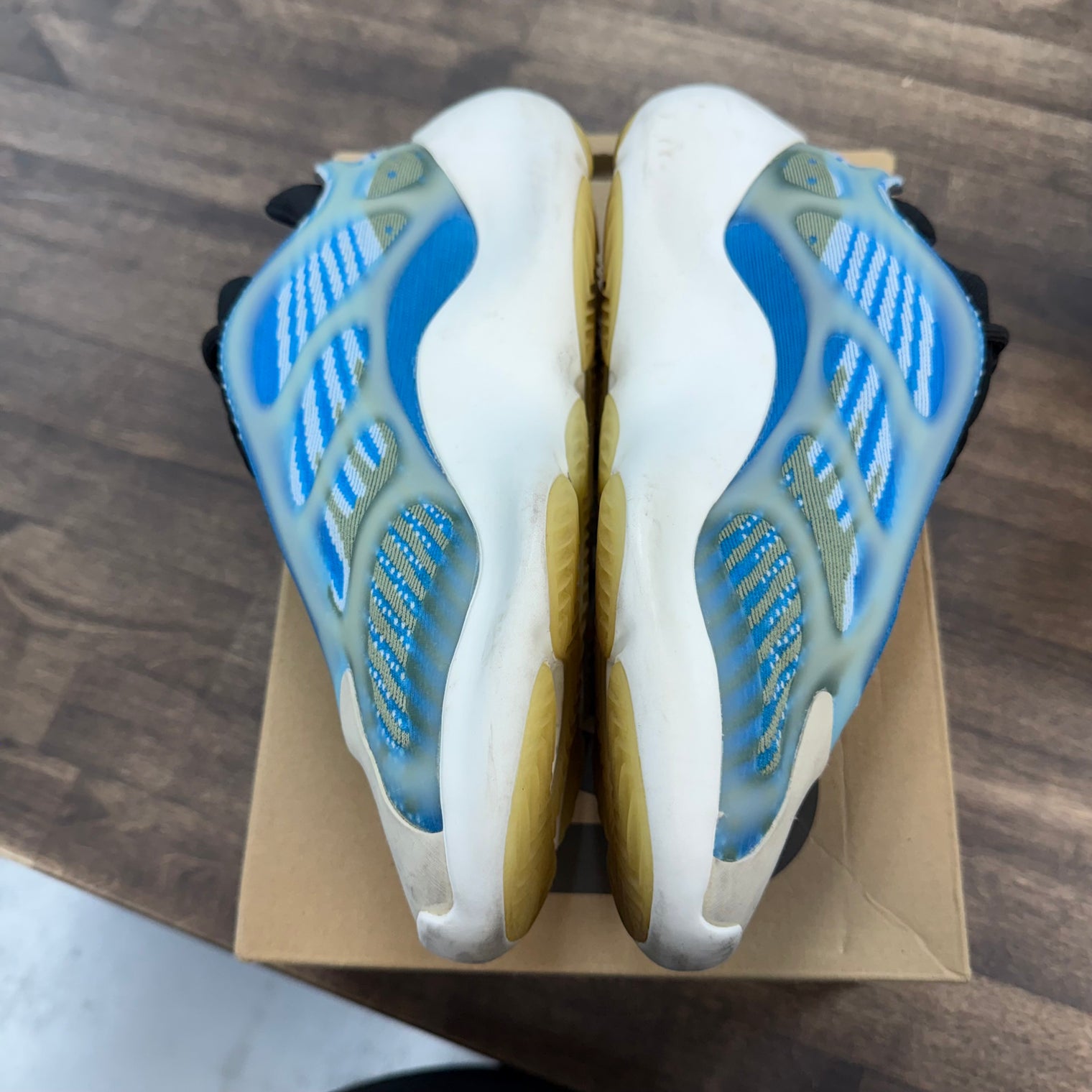 Arzareth Yeezy 700 V3 (USED)