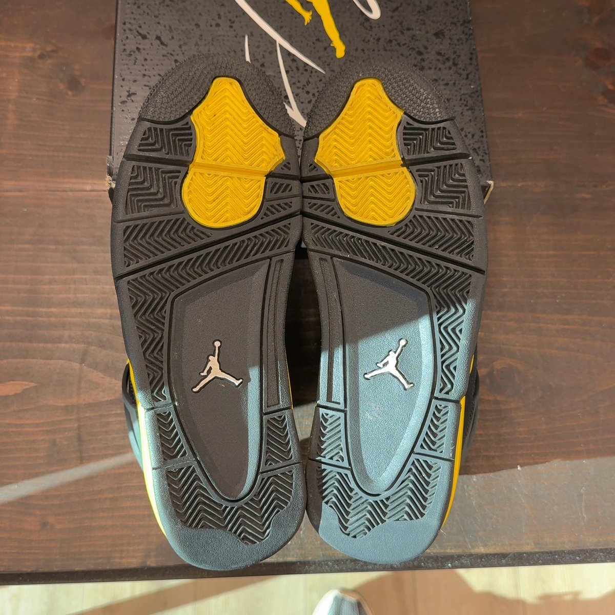 Jordan 4 Retro Thunder (2023) Size 8 (Pre-Owned) - aux