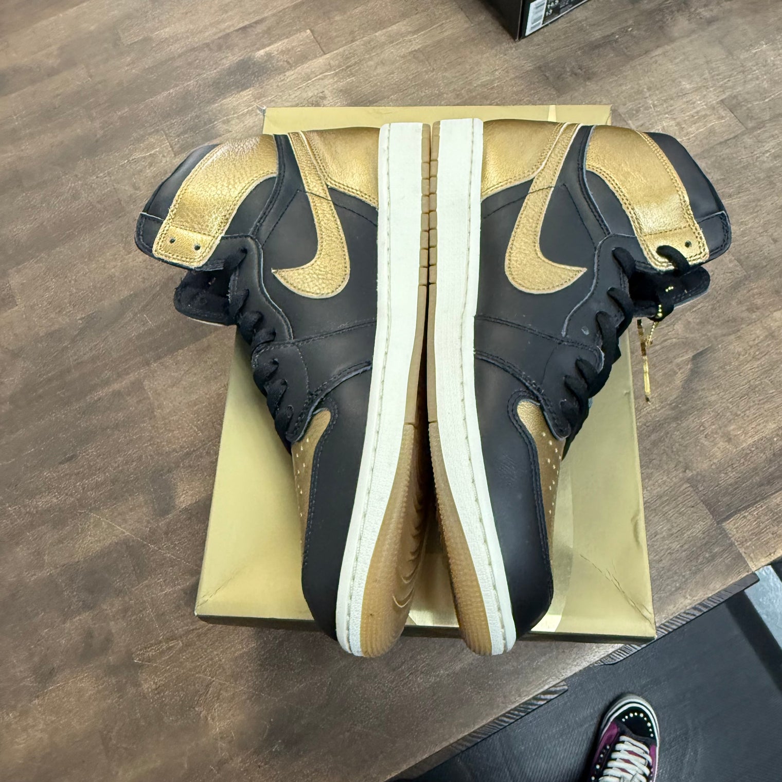 Black Metallic Gold Jordan 1 Retro High OG (Lightly Worn)