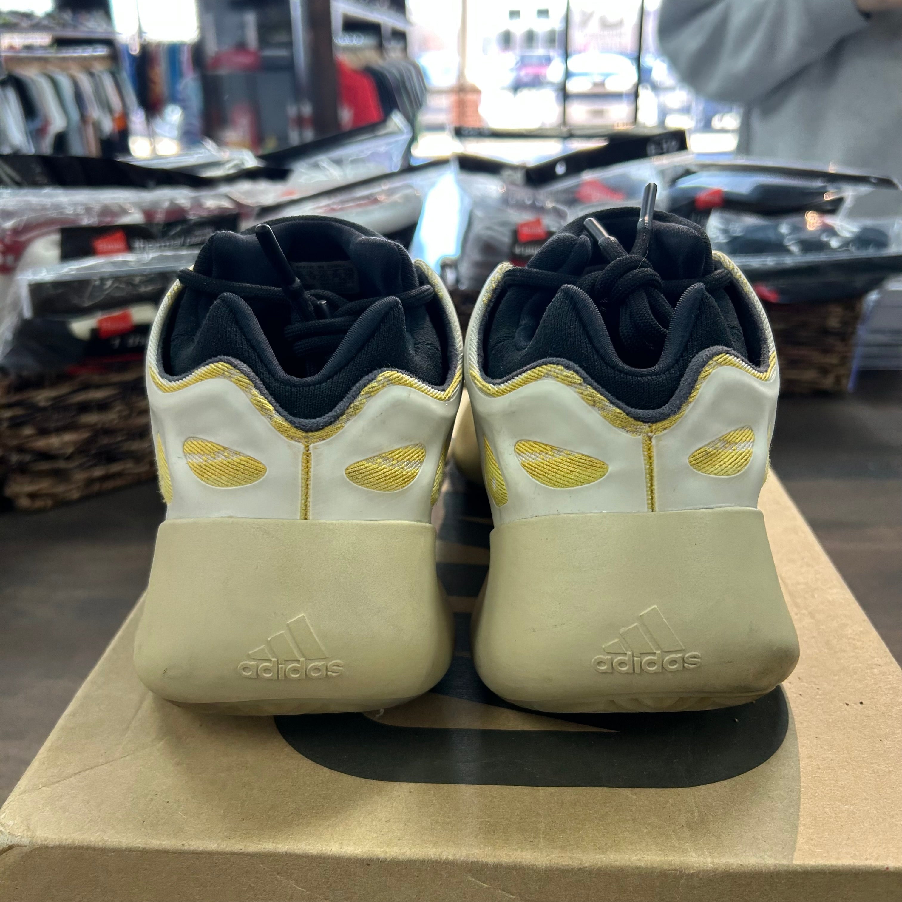 adidas Yeezy 700 V3 Safflower Size 12.5 (Pre-Owned)