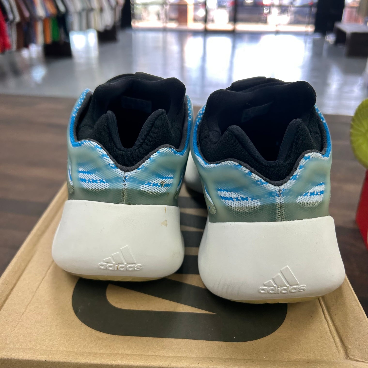 Arzareth Yeezy 700 V3 (USED)