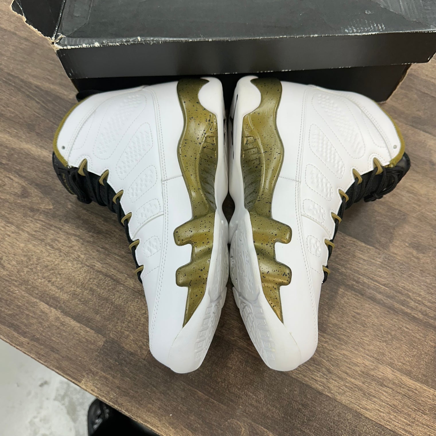 Statue Jordan 9 Retro (Lightly Worn)