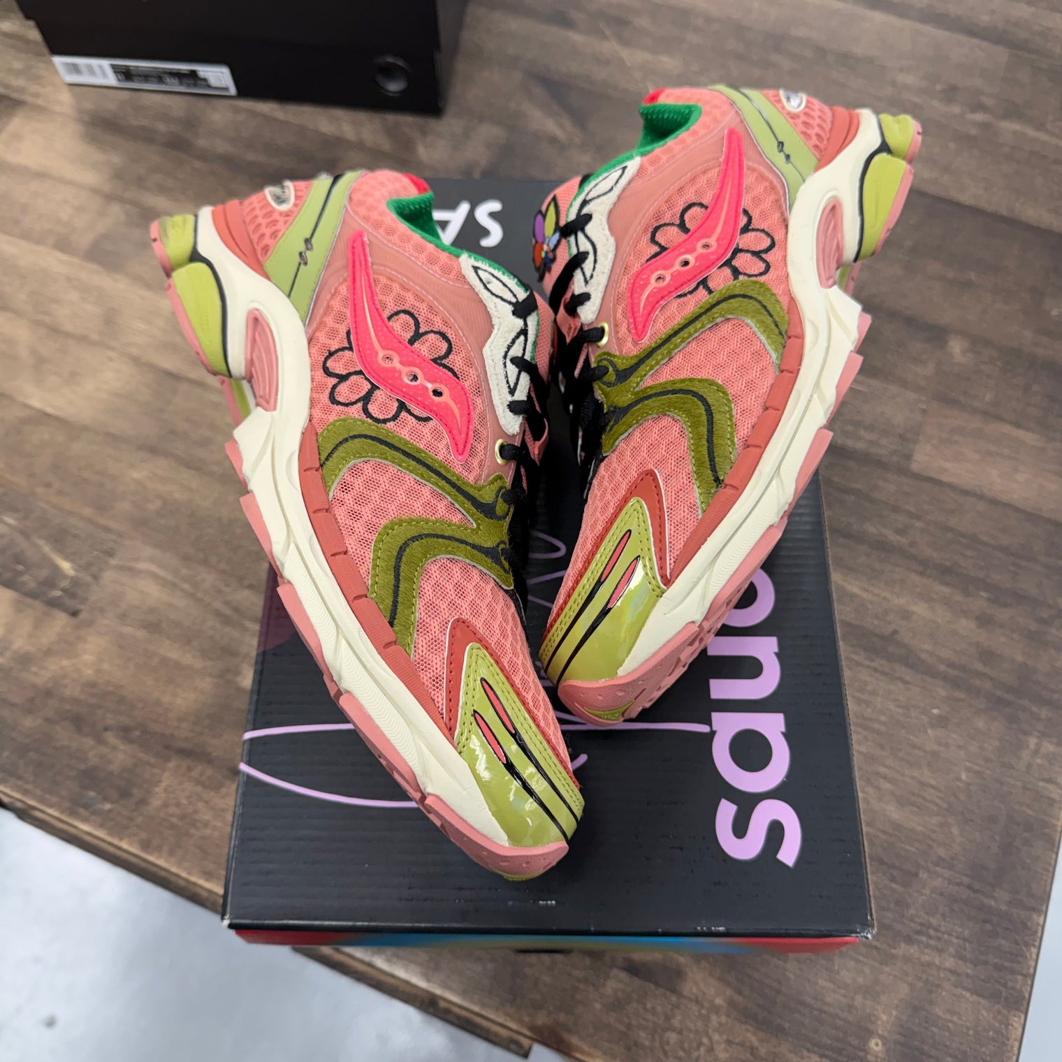 Jae Tips Flowers Grow Uptown Virginia Creeper Saucony ProGrid Triumph 4 (Lightly Worn)