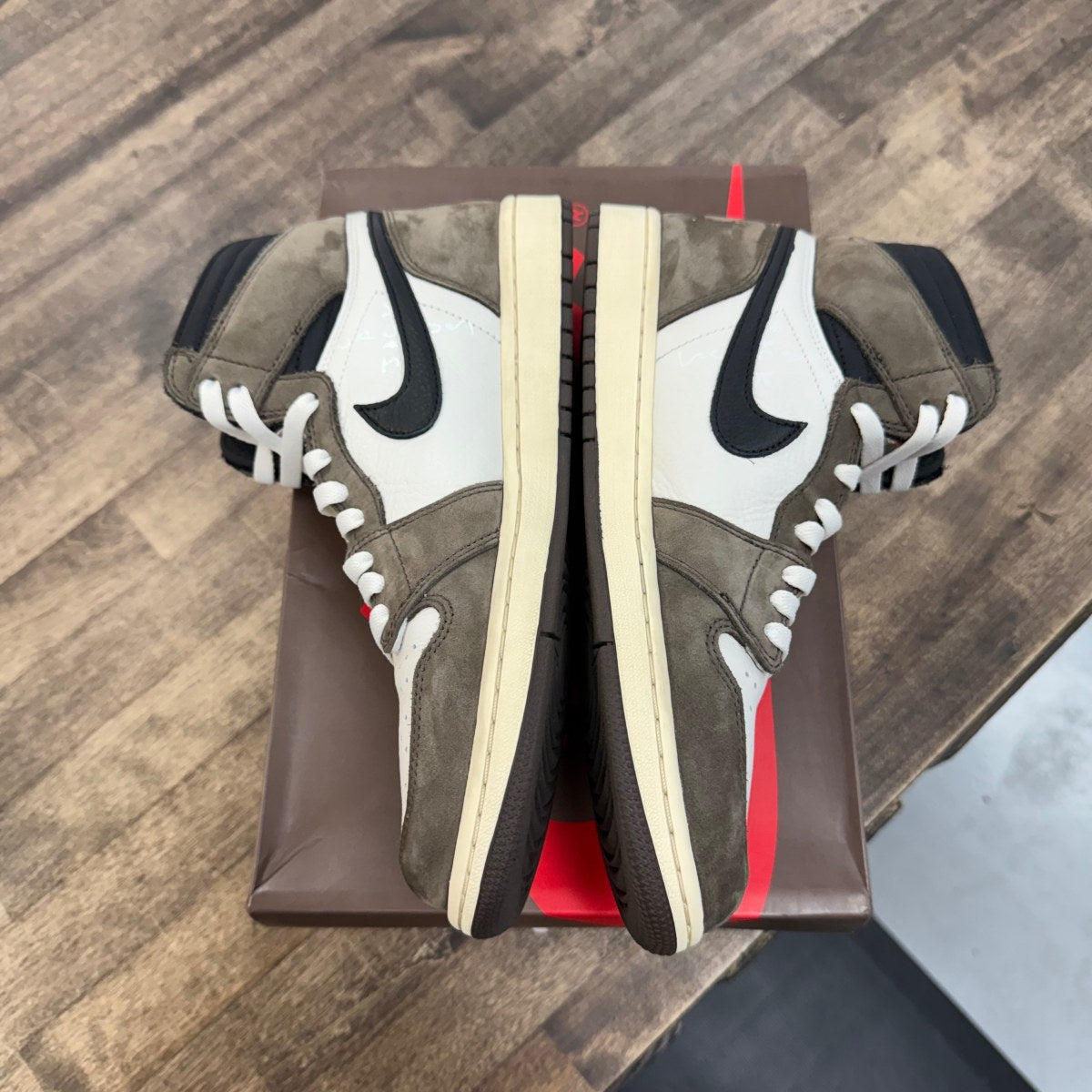 Jordan 1 Retro High OG SP Travis Scott Mocha Size 10.5 (Pre-Owned) - Image 3