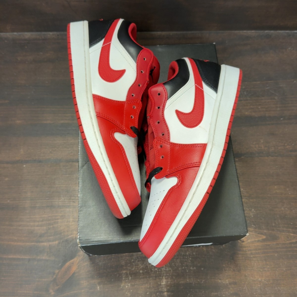 Jordan 1 Low Bulls - Image 2