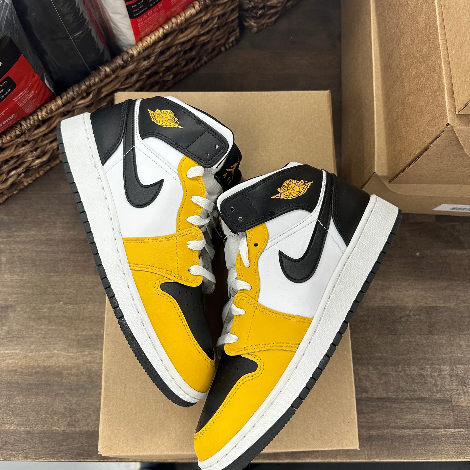 Jordan 1 Mid Yellow Ochre (Grade school) (US 7Y) (USED, No Insoles, No Box)
