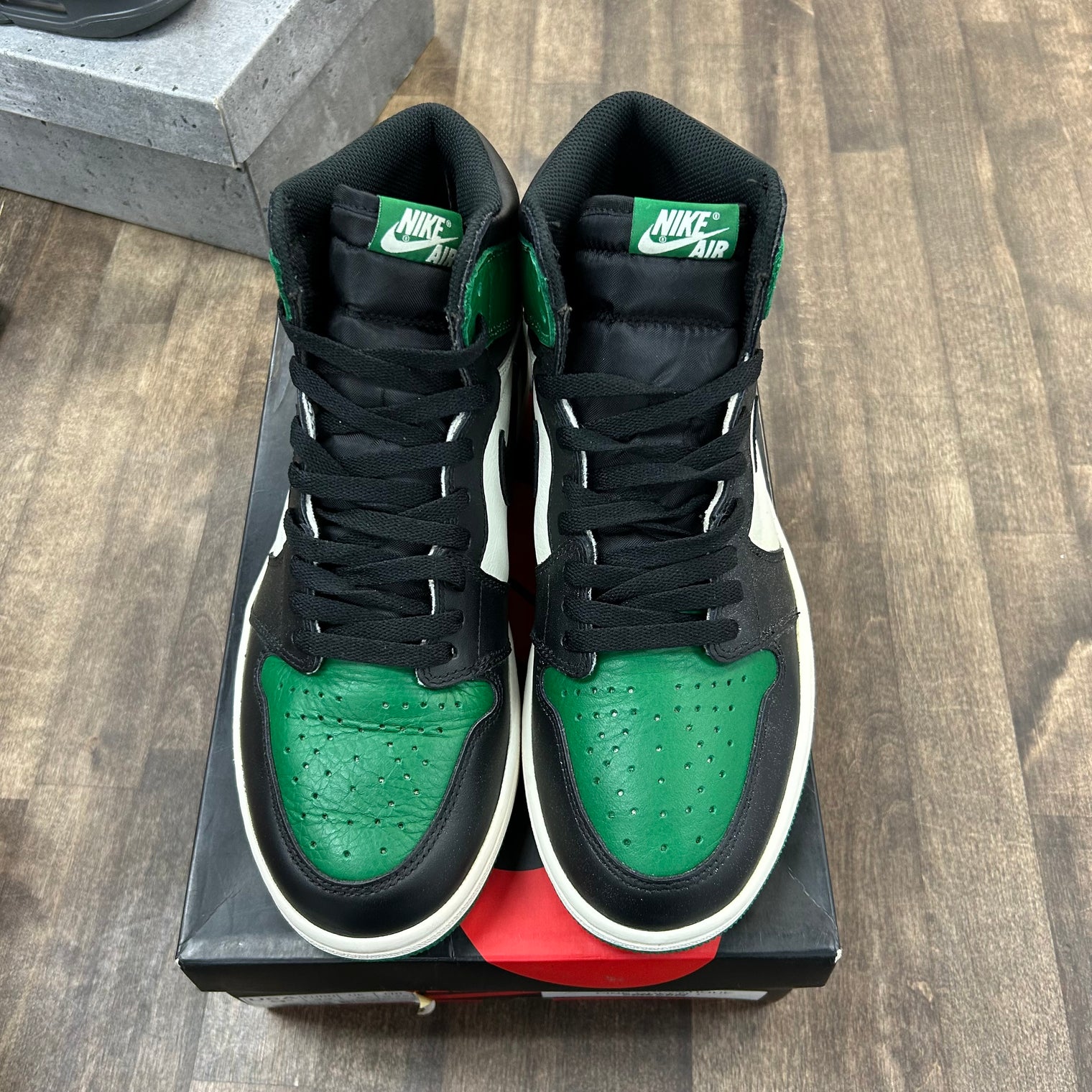 Pine Green Jordan 1 Retro High (Lightly Worn)