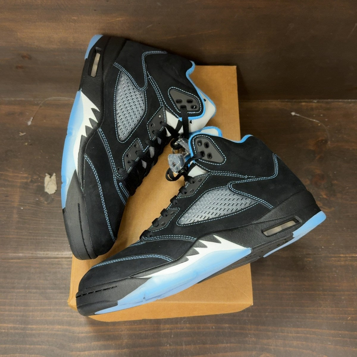 Jordan 5 Retro Black University Blue (2026) Size 11 - Image 2
