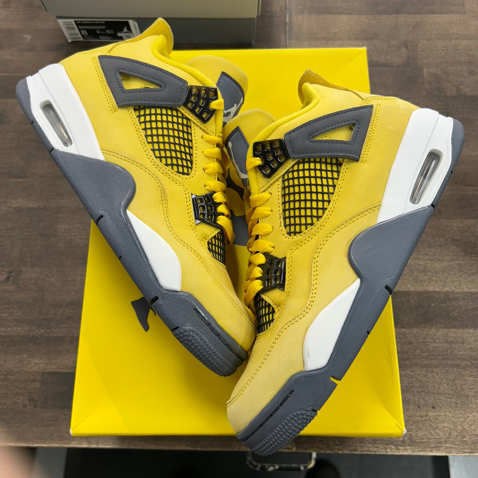 Lightning Jordan 4 Retro (USED)