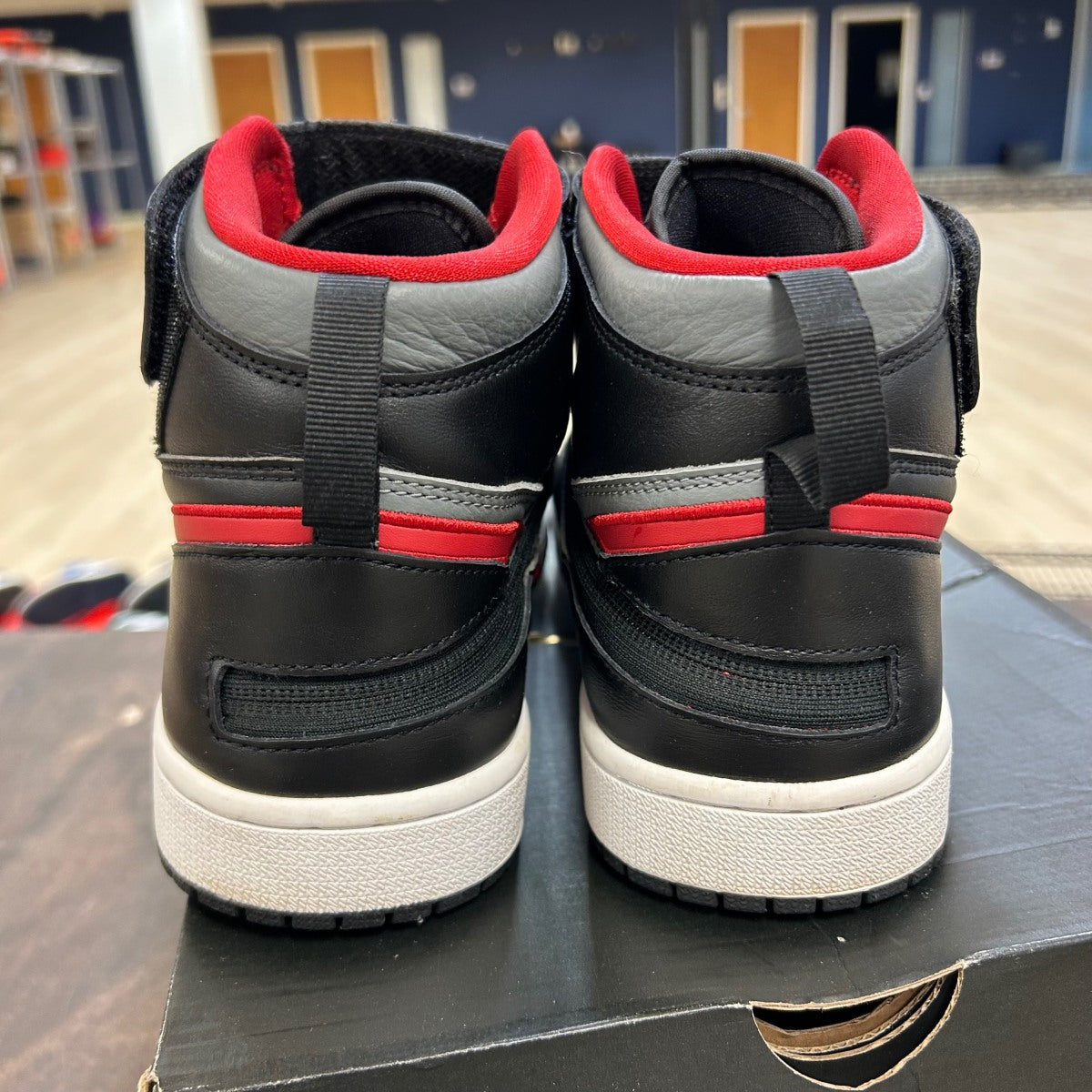 Jordan 1 High FlyEase Black Gym Red Smoke Grey - Image 4