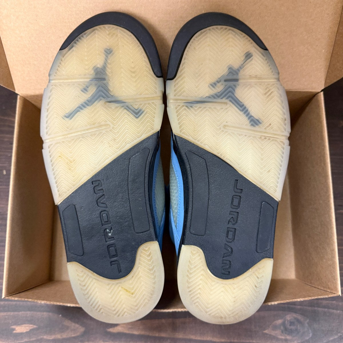Jordan 5 Retro UNC University Blue Size 9 (Pre-Owned) - Image 6
