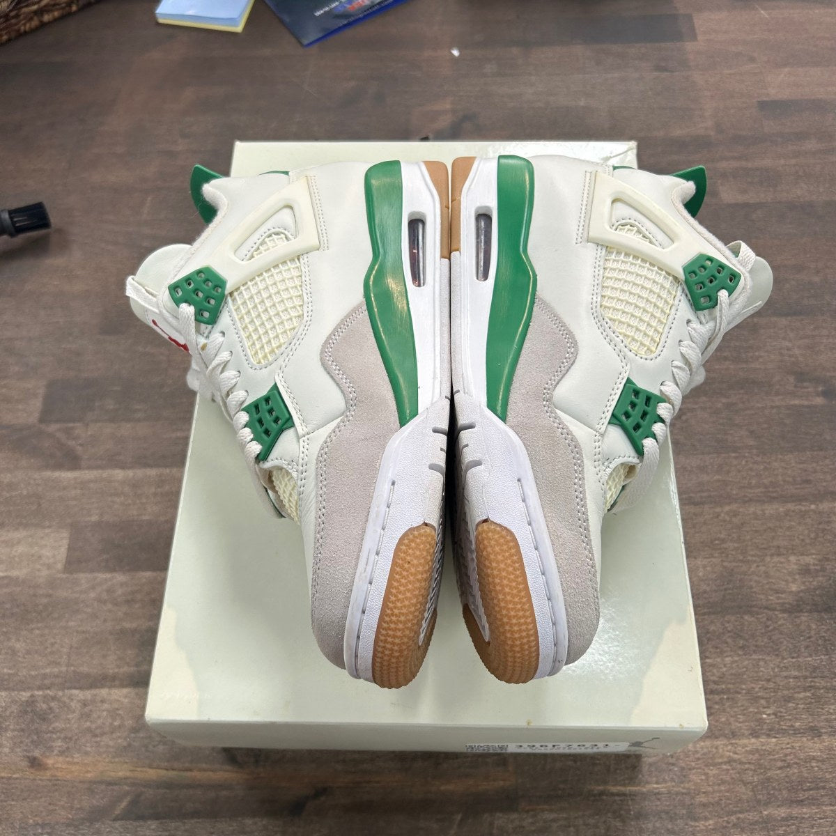 Jordan 4 Retro SB Pine Green Size 7 (Pre-Owned) - Image 3