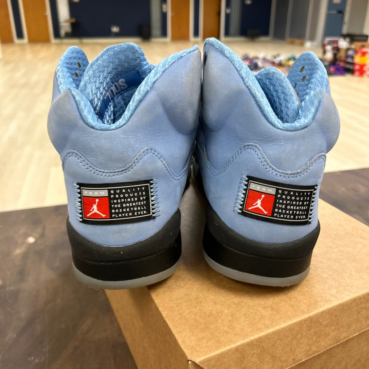 Jordan 5 Retro UNC University Blue Size 12 (Pre-Owned) - Image 4