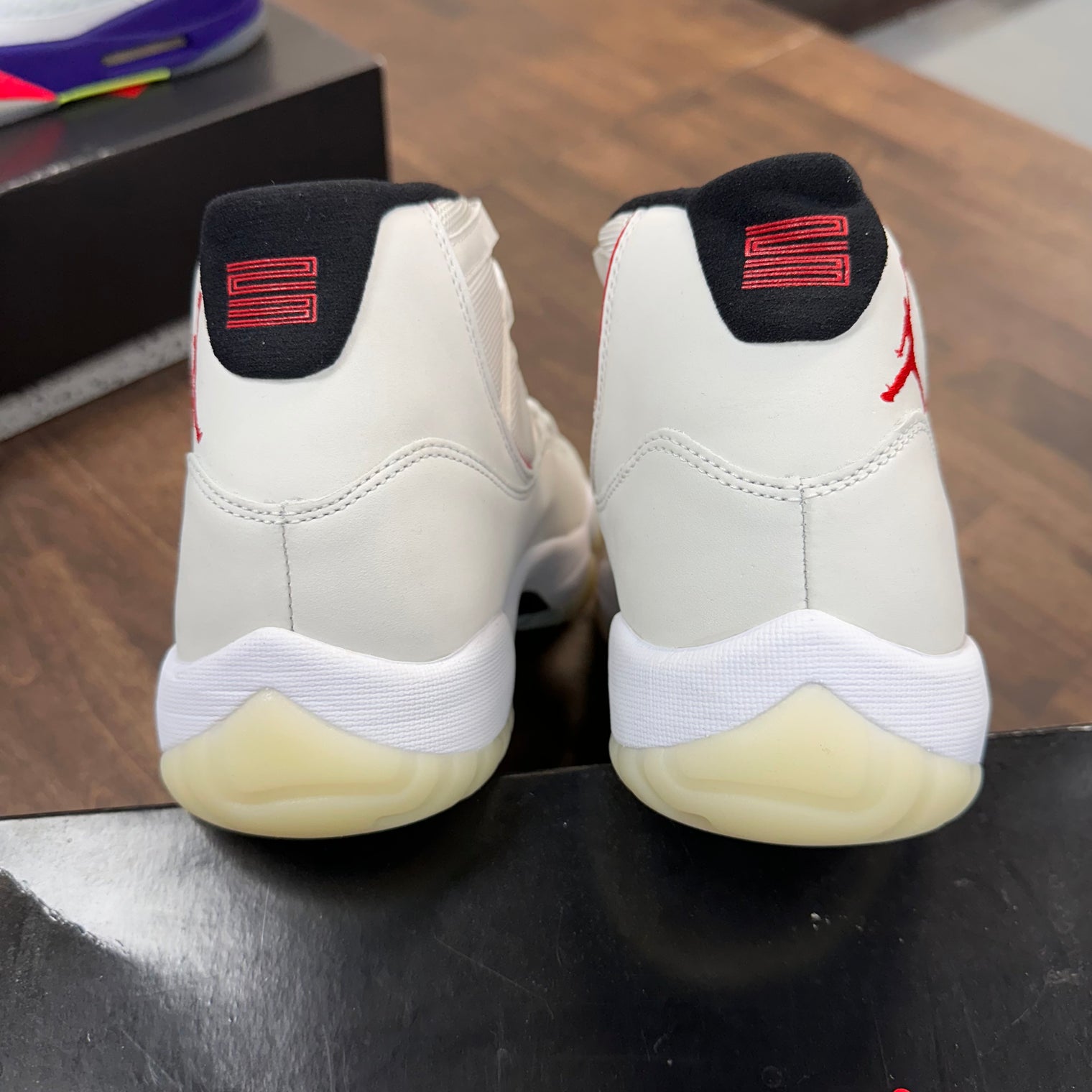 Platinum Tint Jordan 11 (Flaw)