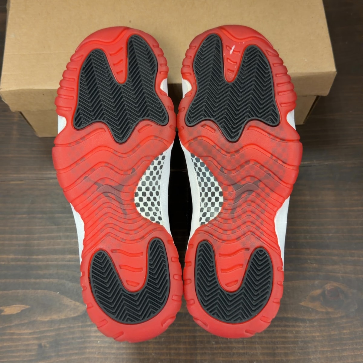 Jordan 11 Retro Playoffs Bred (2019) Size 9 (Pre-Owned) - Image 6