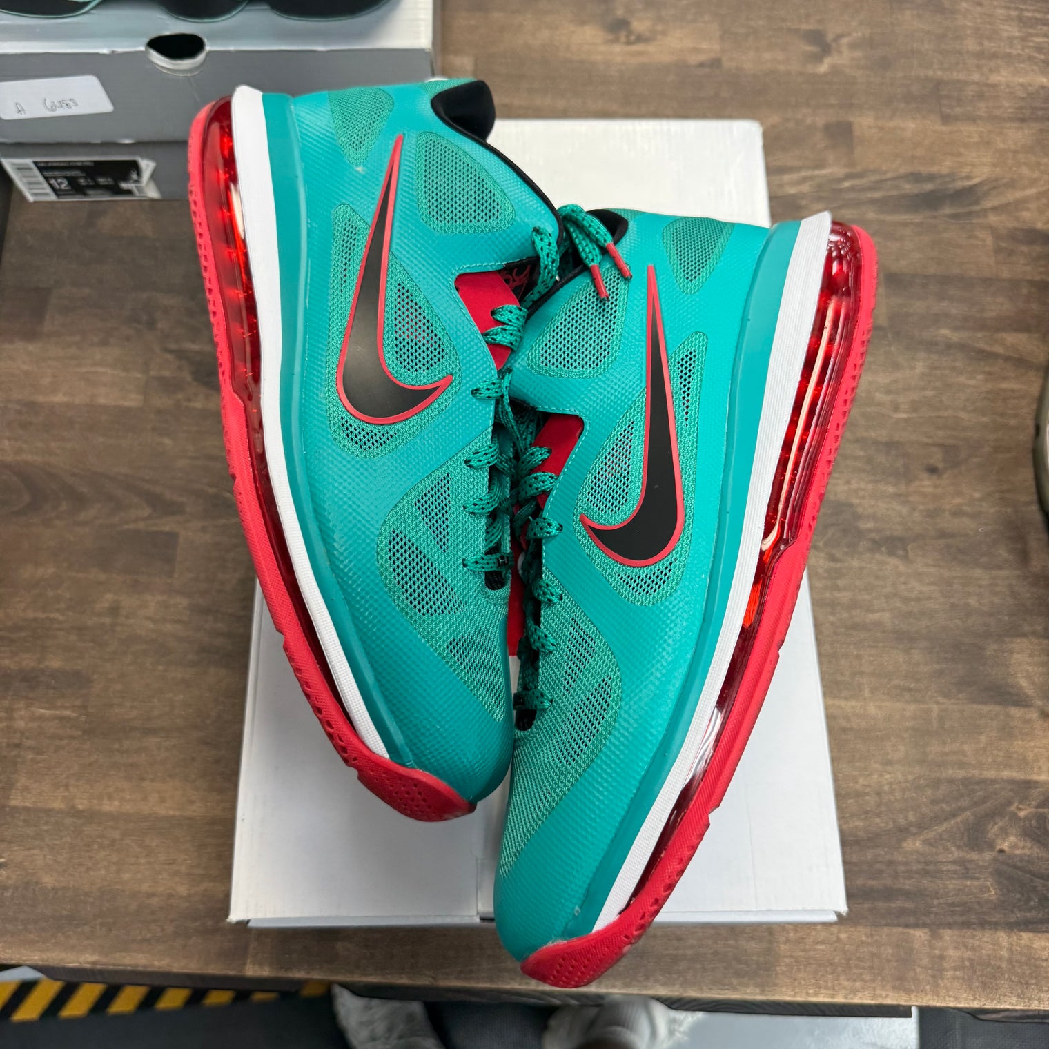 Reverse Liverpool LeBron 9 Low (USED)