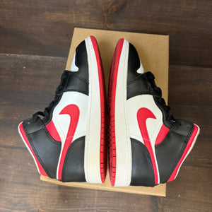 Jordan 1 Mid Very Berry (GS) Size 6.5Y (Pre-Owned) - Image 4