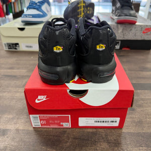Nike Air Max Plus Triple Black (GS) Size 6.5Y (Pre-Owned) - Image 3