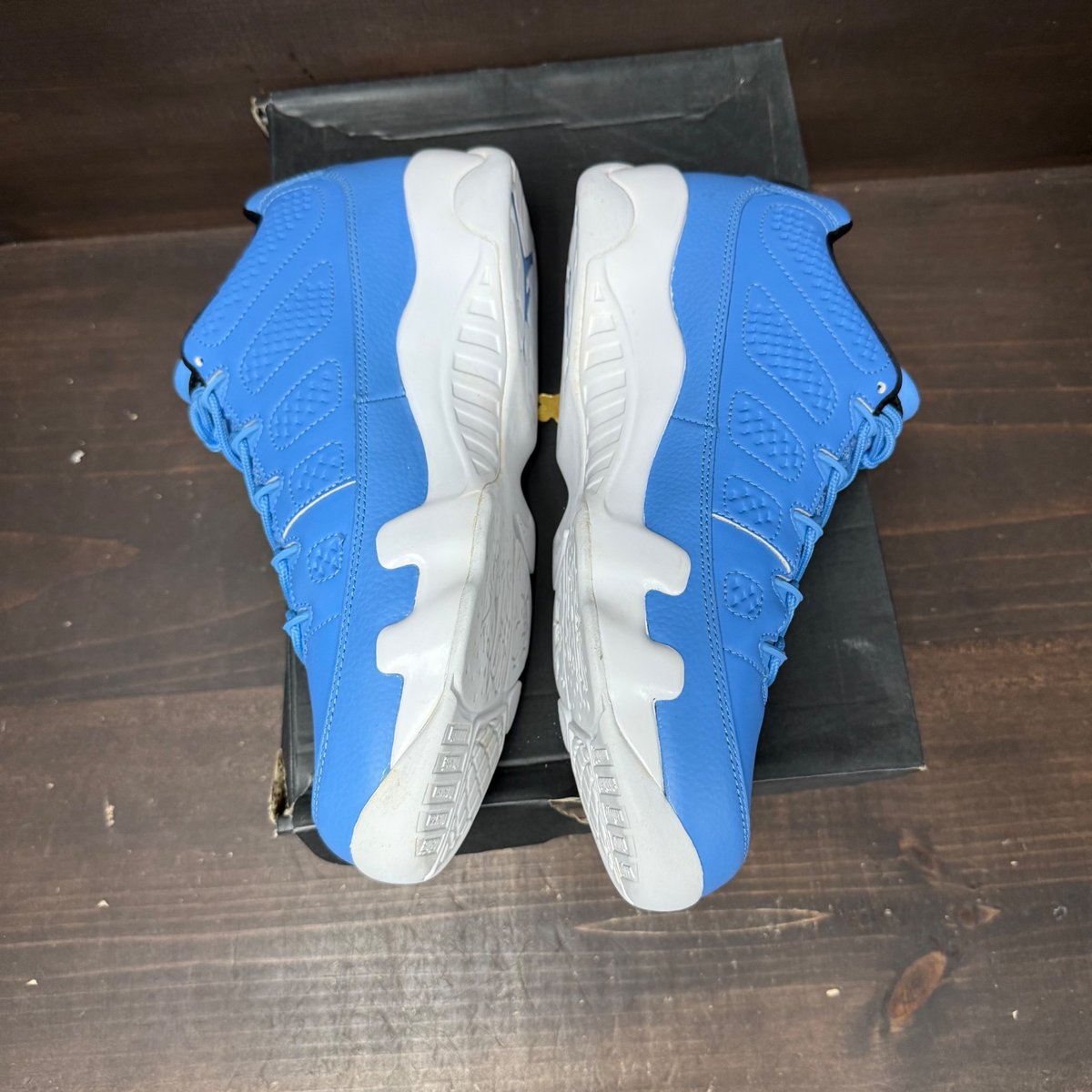 Jordan 9 Retro Low Pantone Size 10.5 (Pre-Owned) - side
