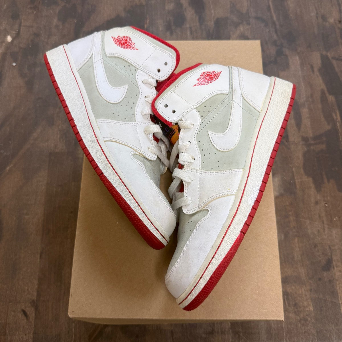 Jordan 1 Retro Mid Hare Jordan (2015) (GS) Size 6.5Y (Pre-Owned) - Image 1