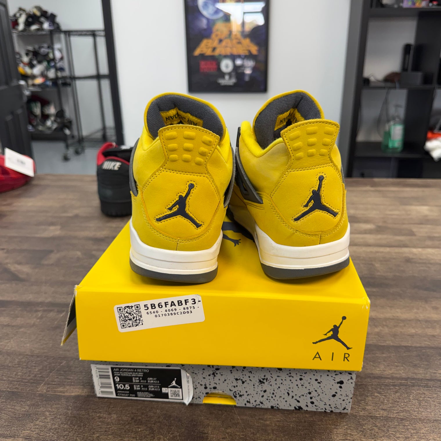 Lightning Jordan 4 Retro (USED)