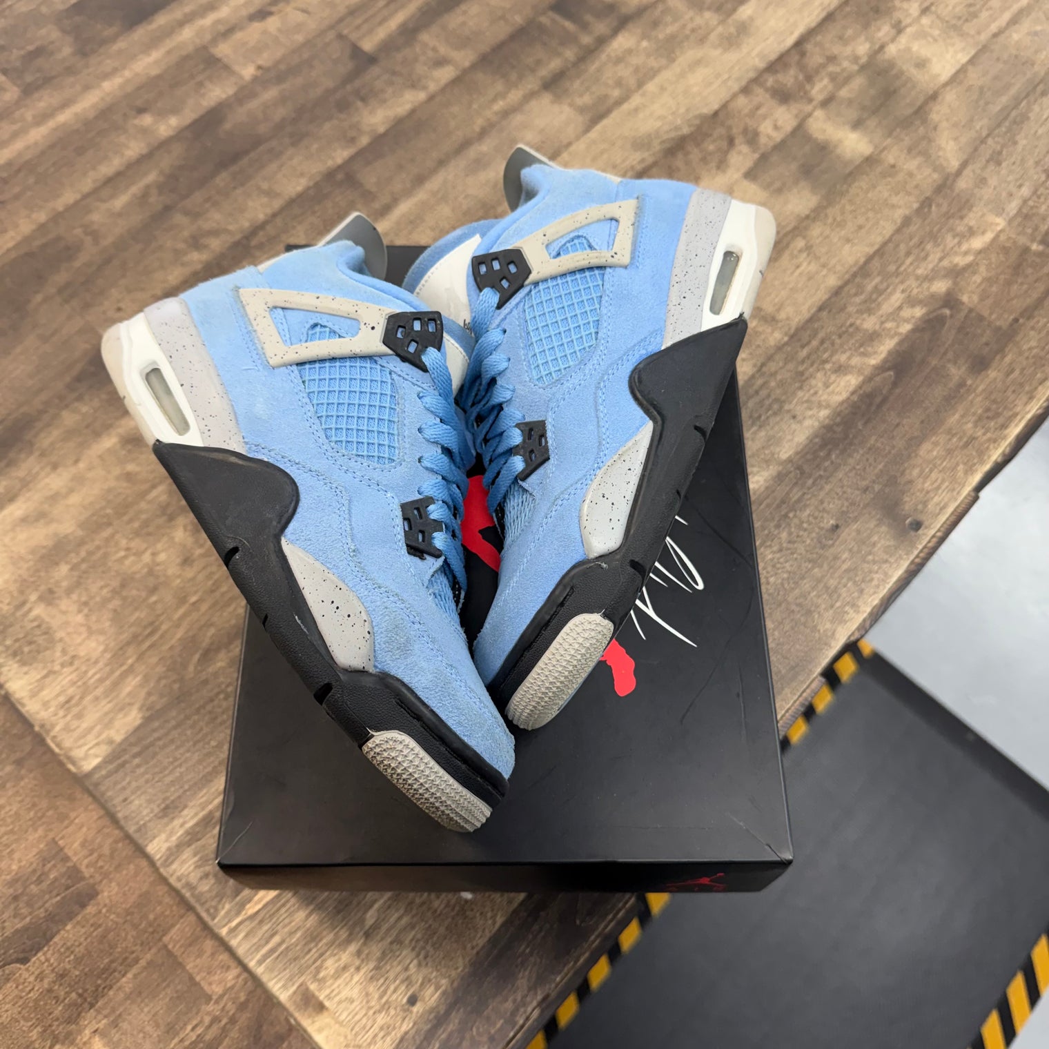 Jordan 4 Retro University Blue (US 6Y) (USED)