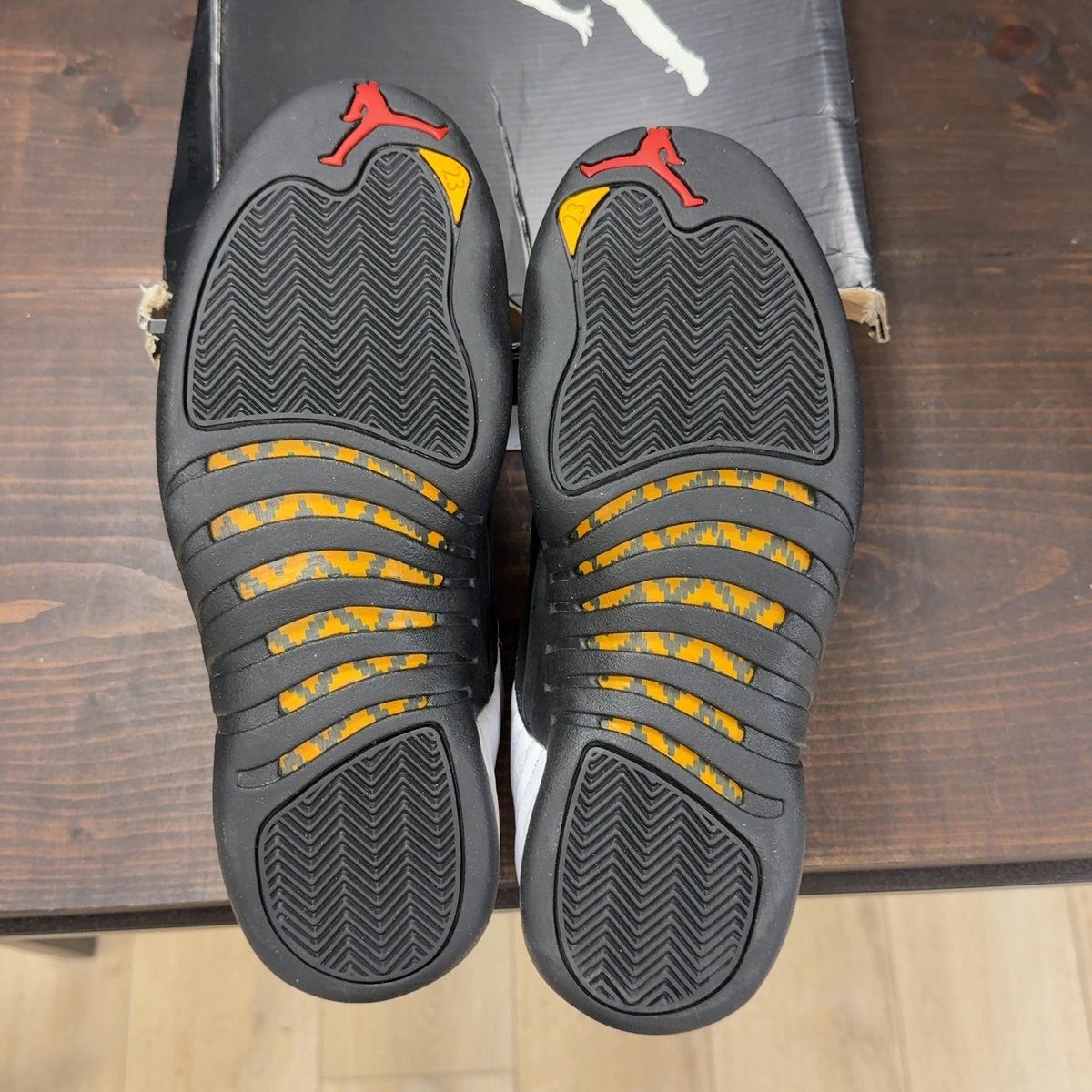Jordan 12 Retro Taxi (2013) Size 9 (Pre-Owned) - aux