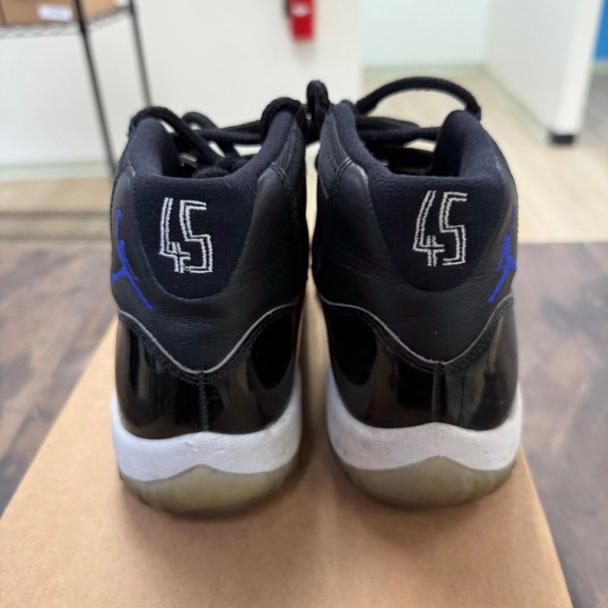 Jordan 11 Retro Space Jam (2016) Size 8 (Pre-Owned) - Image 3