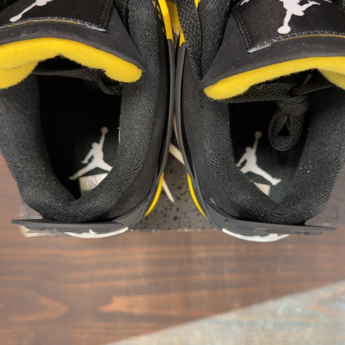 Jordan 4 Retro Thunder (2023) Size 8 (Pre-Owned) - aux